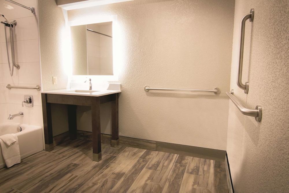 Готель La Quinta By Wyndham Anchorage Airport Екстер'єр фото